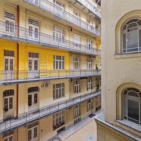Danube & Buda Castle Views Steps From Parliament Апартаменты *