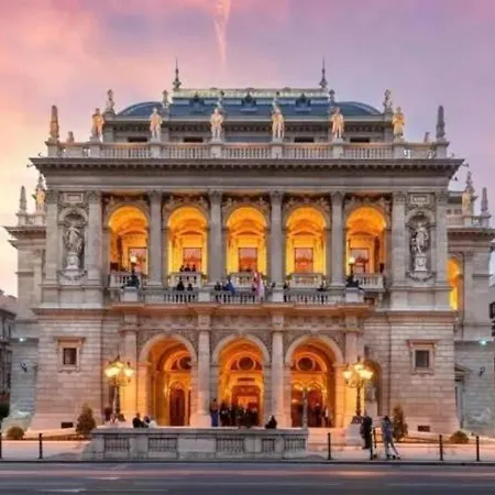 Danube & Buda Castle Views Steps From Parliament Апартаменты *