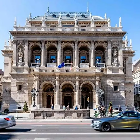Danube & Buda Castle Views Steps From Parliament Апартаменты Будапешт