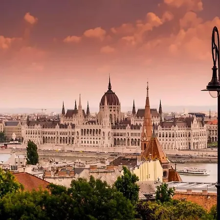 Danube & Buda Castle Views Steps From Parliament Апартаменты *