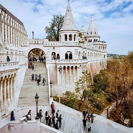 Danube & Buda Castle Views Steps From Parliament Апартаменты